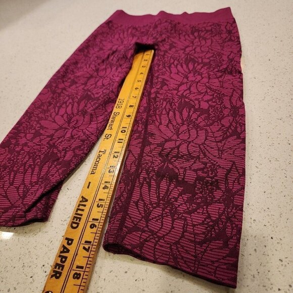 fabletics Cropped leggings small Pink Floral Stretchy - Picture 2 of 5